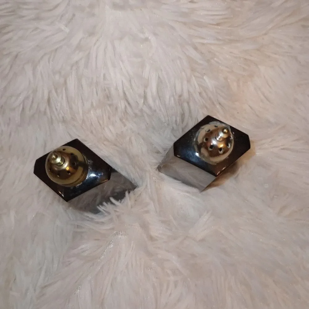🆕🧂 Vintage Black Onyx Salt Pepper Shakers Brass Stoppers